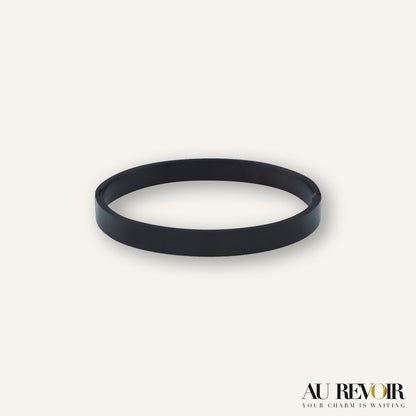 Personalised black round snap bracelet good for gifting with custom name engraved 